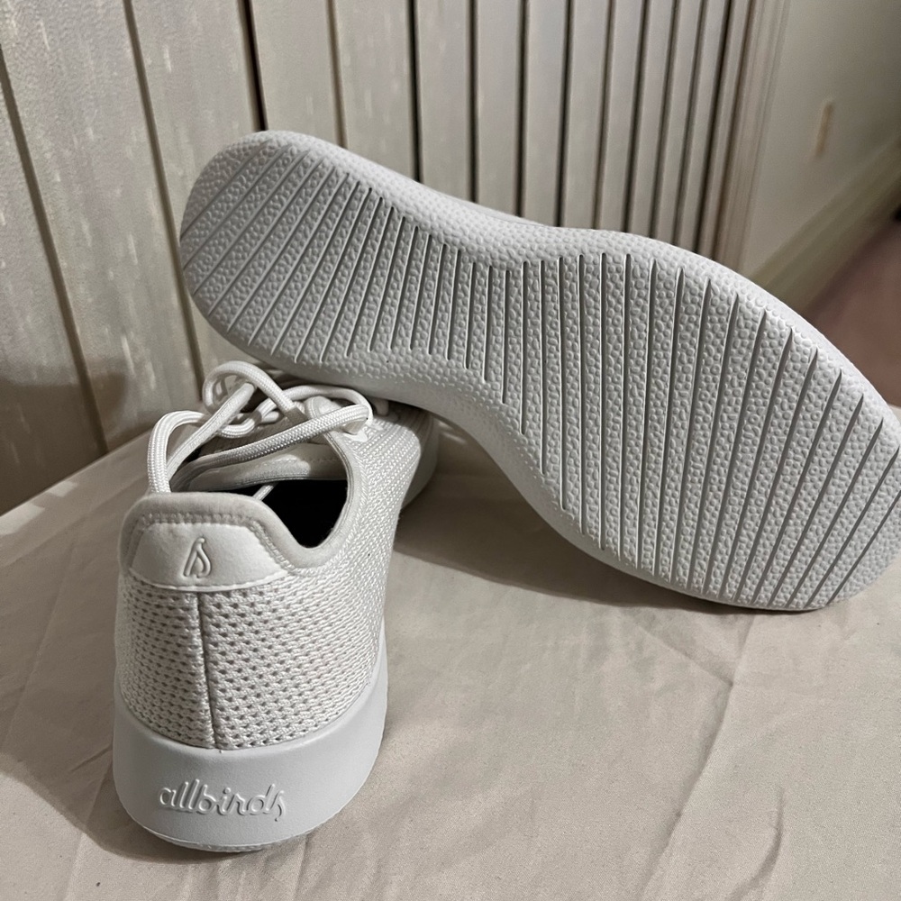 Women’s runner shoes, size 10 and the color is all white.